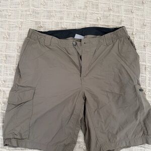 Columbia Men's Gray Cargo Shorts